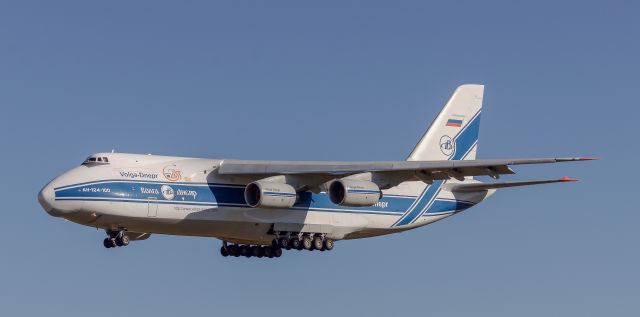 Antonov An-12 (RA-82077)