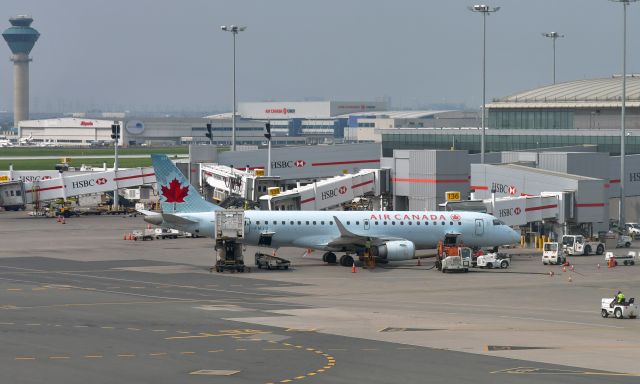 Embraer ERJ-190 (C-FMZU) - Air Canada Embraer ERJ-190AR C-FMZU in Toronto 