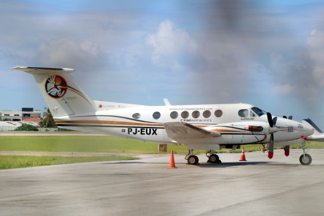 Beechcraft Super King Air 200 (PJ-EUX) - Seen here on 27-Nov-21.br /br /Anyone have the msn for this aircraft?