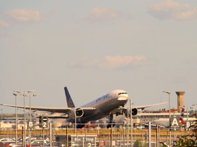 Boeing 777-200 (N783UA)