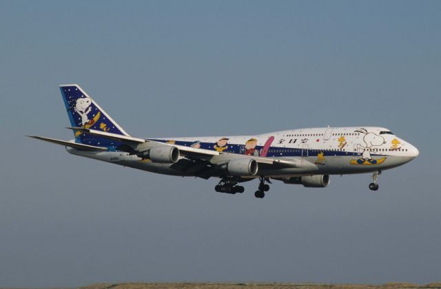 Boeing 747-400 (domestic, no winglets) (JA8961) - Short Final at Tokyo-Haneda Intl Airport Rwy22 on 1997/02/20 " Skiing Snoopy c/ s "