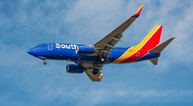 Boeing 737-700 (N7725A) - Southwest Flight from Phoenix to John Glenn Columbus International Airport on approach to runway 28L on Nov 1, 2016 @ 4:14 p.m.    