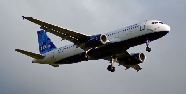 Airbus A320 (N729JB) - Jetblue Airways If You Can Read This, Youre Blue Close Airbus A320-232 on Final for Portland International Airport