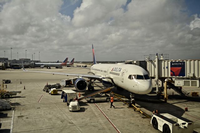 Boeing 757-200 (N685DA)