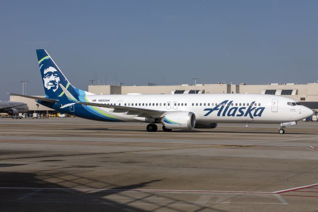Boeing 737 MAX 9 (N933AK)