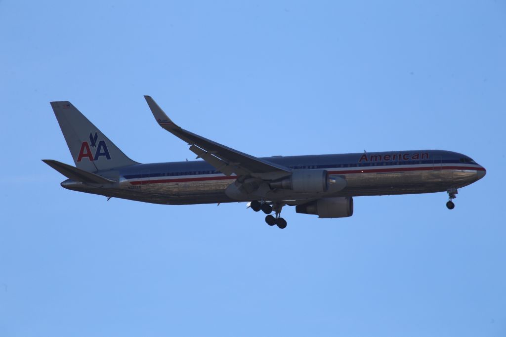 BOEING 767-300 (N399AN)