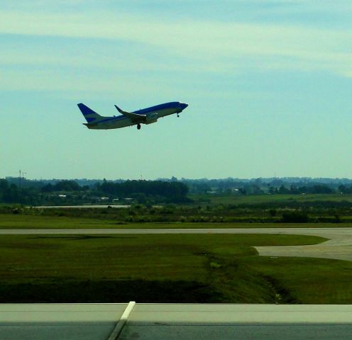 Boeing 737-700 (LV-CXN) - BOEING 737 OF AEROLINEAS ARGENTINAS TAKE OFF IN MONTEVIDEO, URUGUAY.