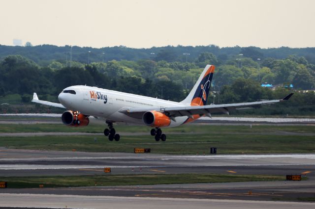 Airbus A330-200 (YR-KID)
