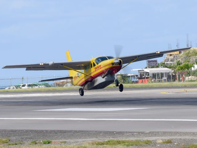 Cessna Caravan (N930HL) - DHL on an early Lift.