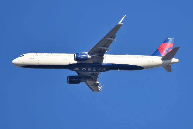Airbus A321 (N332DN) - FLT 1591 ATL-IND ON 11-17-20. Shown on extended final for runway 32.
