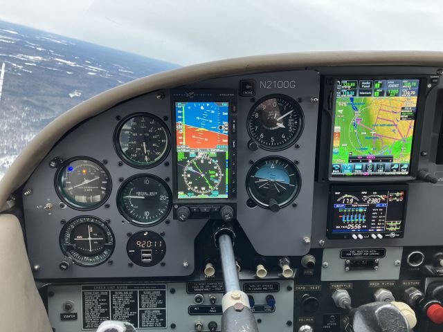 Cessna Skylane (N2100G)