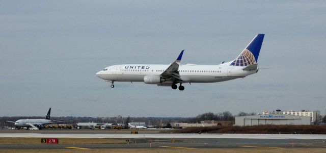 Boeing 737-800 (N76504) - On short final is this 2006 United Airlines Boeing 737-824 in the Winter of 2023.