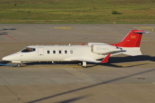 Learjet 60 (Z3-MKD) - Arrive with technical problems, Push to Aerodienst Hangars, 