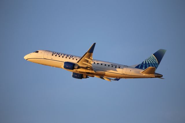 EMBRAER 175 (long wing) (N621UX)