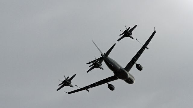 — — - Avalon air show 2015 Australia. Airbus kC-30A with 3 F/A hornets. during a simulated refuel.