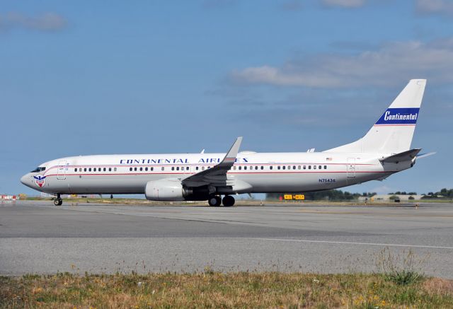 Boeing 737-900 (N75436) - CO retro scheme that has not been repainted into UA colour yet.