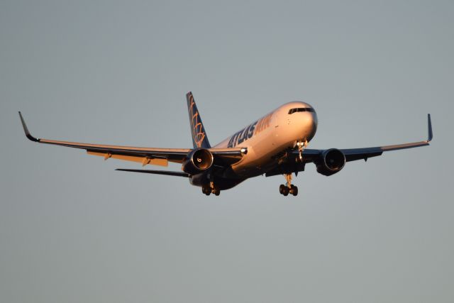 BOEING 767-300 (N664GT) - 02-18-22 23-R Golden Hour arrival