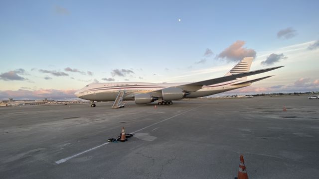 Boeing 777-200 (A7-HBJ) - Beautiful sighting at PBI