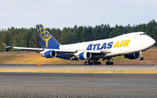 Boeing 747-400 (N485MC)