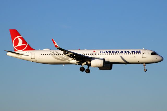 Airbus A321neo (TC-LPB) - On short finals for rwy 09L on 21-Nov-24 operating flight THY1989 from LTFM.