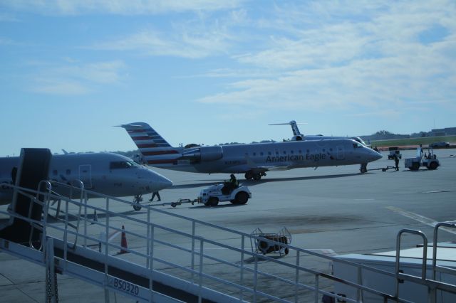 Canadair Regional Jet CRJ-200 (N209PS) - 10/22/16 bulk push back