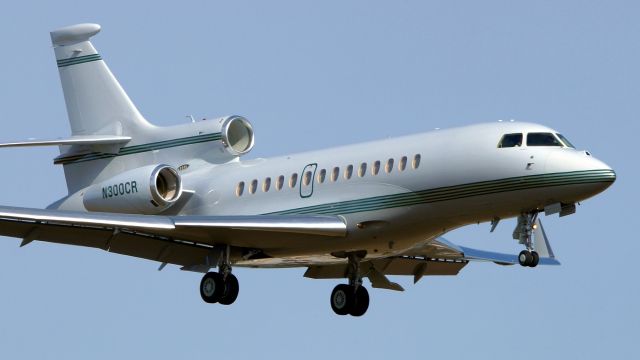 Dassault Falcon 7X (N300CR) - 13R approach.