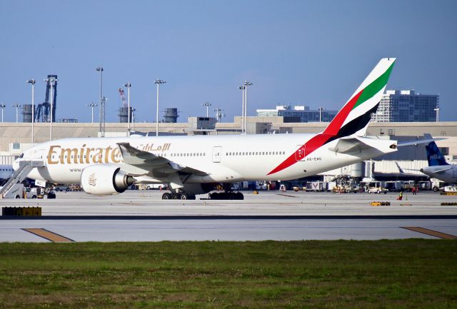 Boeing 777-200 (A6-EWD)