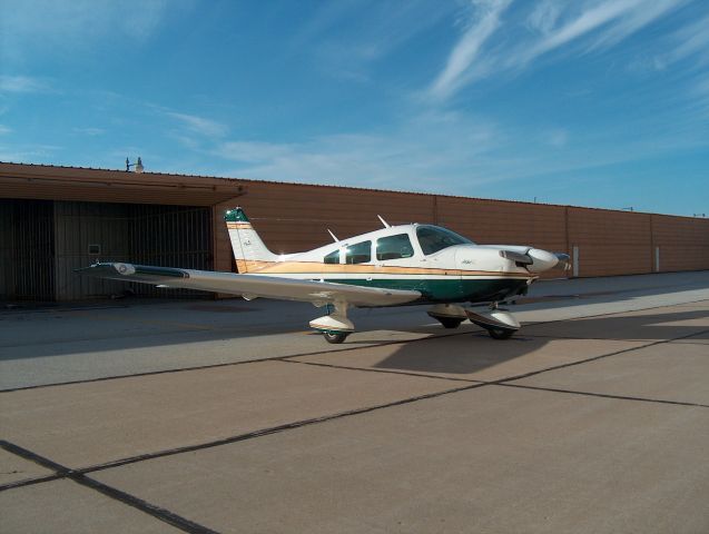 Piper Cherokee (N6979J)