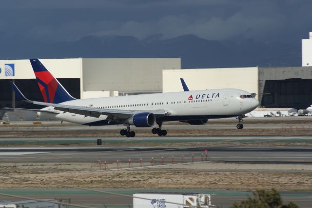 BOEING 767-300 (N198DN) - Delta Airlines B767-332ER cn28455