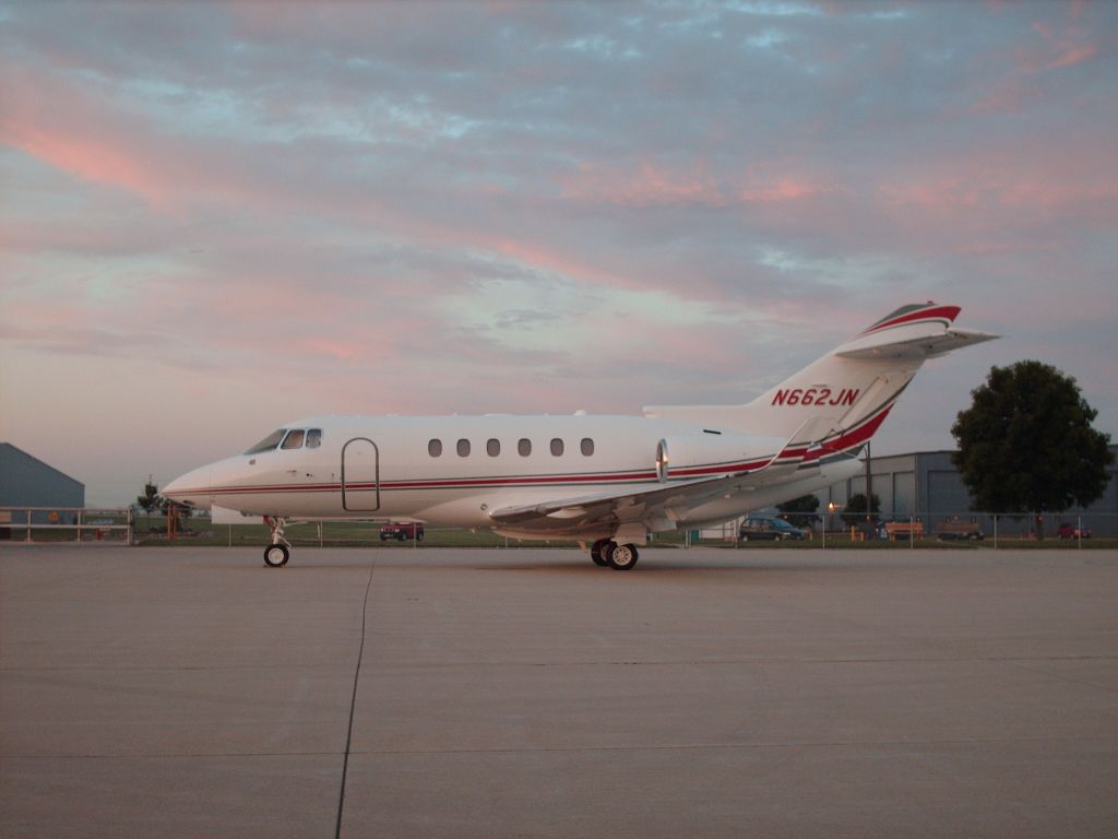 Hawker 800 (N662JN)