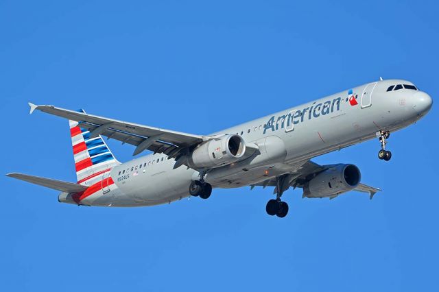 Airbus A321 (N924US) - American Airbus A321-231 N924US at Phoenix Sky Harbor on December 18, 2017.