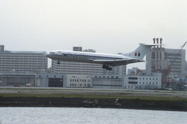 XV109 — - Short Final at Tokyo-Haneda Intl Airport Rwy15L on 1986/05/10 "United Kingdom Gvmt VIP Flight"