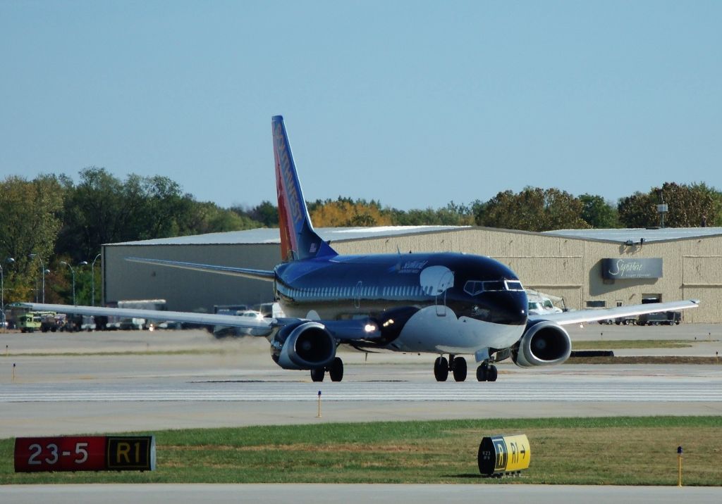 BOEING 737-300 (N334SW) - Taxiing to the runway, Glad you came back to Des Moines Shamu!