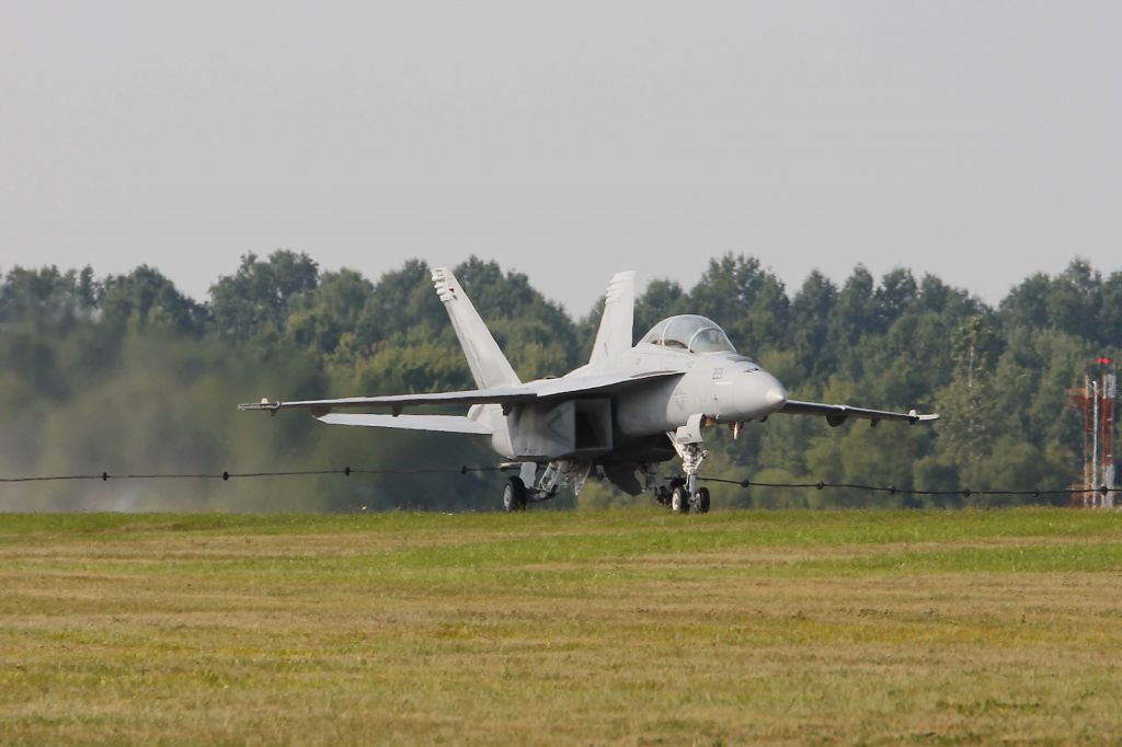 McDonnell Douglas FA-18 Hornet (16-5808) - A US Navy F/A-18F Super Hornet, 165808/AD-221, cn 1547/F034, from VFA-106 Super Hornet Tac Demo Team, NAS Oceana, VA, taking the cable during the certification check of the Semi-Permeant Barrier Arresting Kit (BAK)-12 Aircraft Arresting System at KYNG on 3 Sept 2015 before heading to Cleveland for the 2015 Cleveland National Air Show at Burke Lakefront Airport (KBKL).