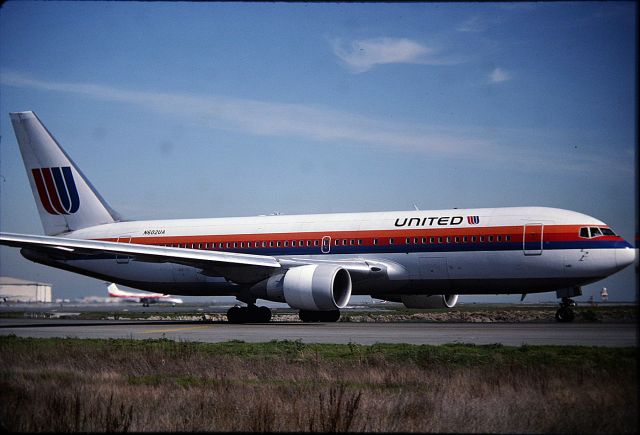 BOEING 767-200 (N602UA) - SFO - one of the 1st 767-200s(Ln 3) for UAL on taxi to 1R for a departure to ORD or JFK.