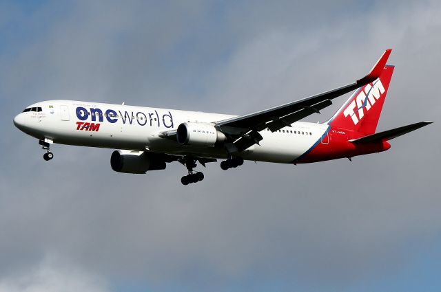 BOEING 767-300 (PT-MOC) - TAM 8164, in Oneworld livery, arriving from Sao Paulo