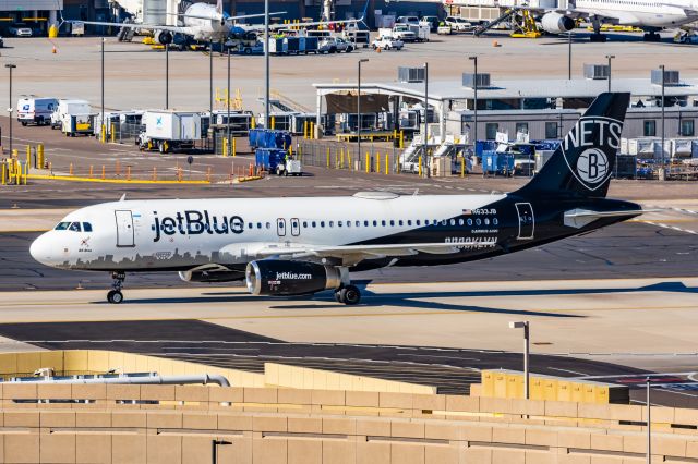 Airbus A320 (N633JB) - A JetBlue A320 in Brooklyn Nets special livery taxiing at PHX on 1/25/23. Taken with a Canon R7 and Tamron 70-200 G2 lens.