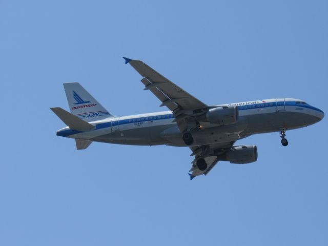 Airbus A319 (N744P)