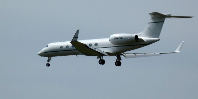 Gulfstream Aerospace Gulfstream V (N845CB) - On final is this 2008 Gulfstream GV-SP in the Spring of 2022.