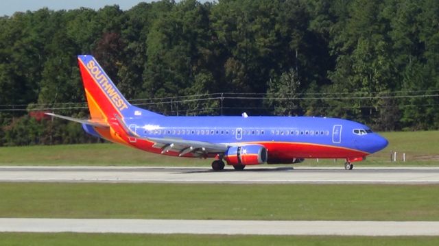 BOEING 737-300 (N618WN) - Southwest 5 arriving from Huston HOU.