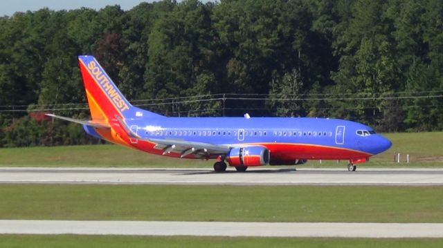 BOEING 737-300 (N618WN) - Southwest 5 arriving from Huston HOU.