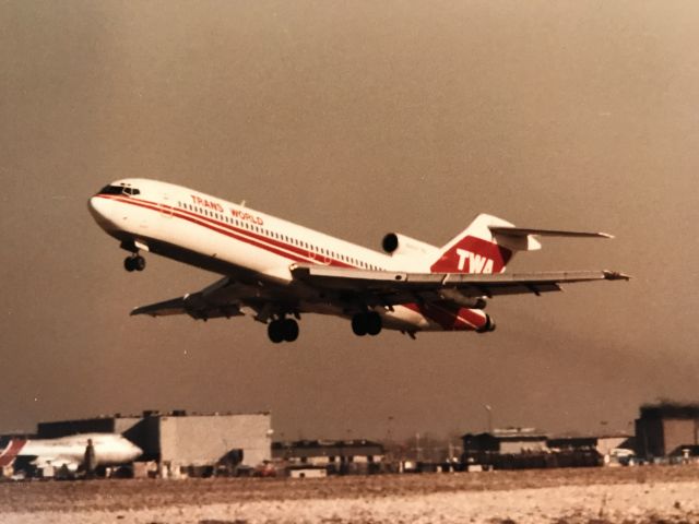 BOEING 727-200 — - Back in the 80s at ORD!  Note the Flying Tigers 747 in the background!