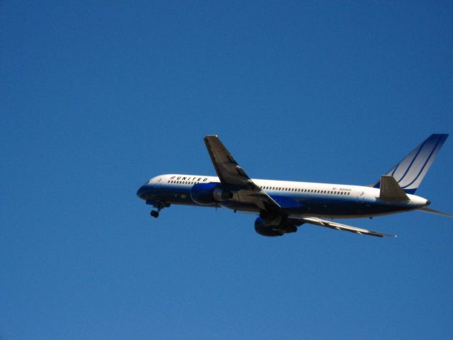 Boeing 757-200 (N524UA) - Taking off from RWY 1L