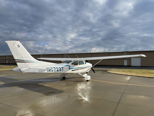 Cessna Skylane (N97237) - Wet ramp