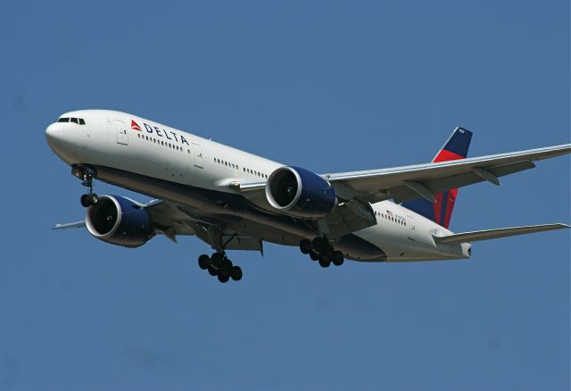 Boeing 777-200 (N707DN) - always love those giant engines on the B772