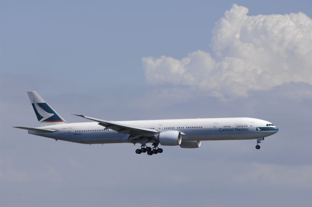BOEING 777-300 (B-KPC) - Final Approach to HND Airport R/W22 on 2011/09/12