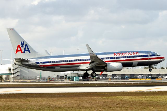 Boeing 737-800 (N889NN) - American flight 1246 from Dallas-Fort Worth Intl (DFW) on final for RWY 9. Taken from just east of El Dorado Furniture. 3/31/13