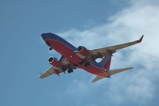 Boeing 737-700 — - On approach to 16L at KDEN.