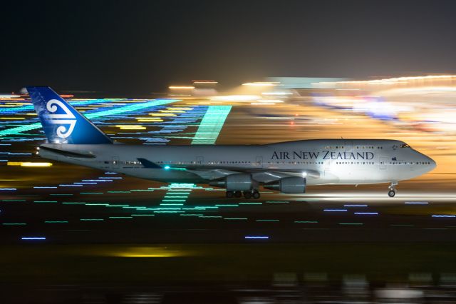 Boeing 747-400 (ZK-NBV)