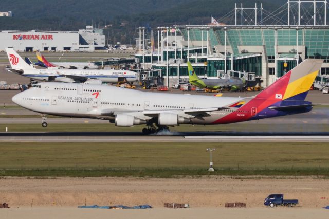 Boeing 747-400 (HL7418) - A 1994-built 747-400 landing at RKSI just 6 days before retirement.